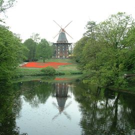 Die M&uuml;hle am Wall vor dem Swissotel Bremen Hotel 