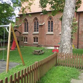 Kirche in Heiligenrode - Spielplatz vor der Kirche