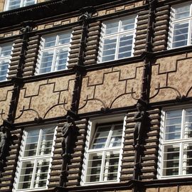 Figuren an der Wand im Innenhof vom Haus des Reichs