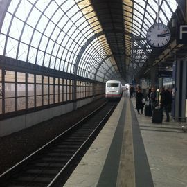 Mit 20 Minuten Verspätung läuft der ICE aus Köln im Bahnhof Berlin Spandau ein