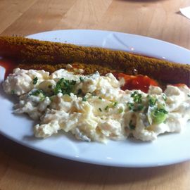 Riesencurrywurst mit Kartoffelsalat gegen Entzug nach Berlin