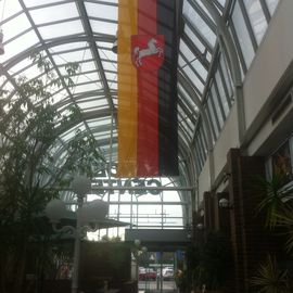 Sander Center Haupteingang mit Niedersachsen Flagge