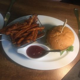 Vegetarischer Burger mit Süßkartoffel Pommes