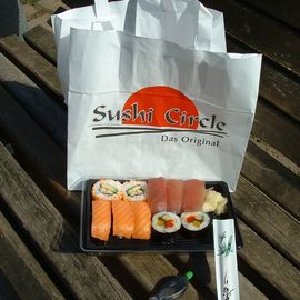 Lunchpaket von Sushi Circle - jetzt neu bei KARSTADT Perfetto
Circle Spezial f&uuml;r 11,95 &euro;
Nigiri mit Lachs/ Thunfisch | Vegetarische Riesenrolle | Inside Out mit Avocado, Krebsfleisch
