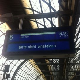 Bahnhof Berlin-Spandau - das Bild gibt es erst jetzt, sonst hätte jeder die Überraschung heraus bekommen! Stargast aus Neuwied hat 15 min Verspätung. Quatsch, die Bahn hat 15 min Verspätung! :-)
