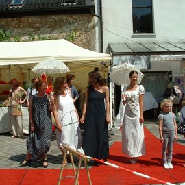 Modenschau am Textilmarkt vor dem Eingang beim Schloß Lüntenbeck - Die Models http://www.freistil-foto.de/