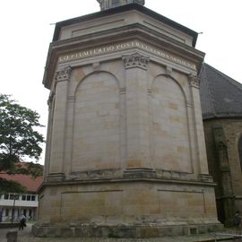 Das siebeneckige Mausoleum in Stadthagen hinter dem Chor der St. Martini Kirche