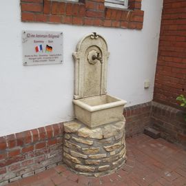 Am Gemeindebüro der Kirche in Heiligenrode