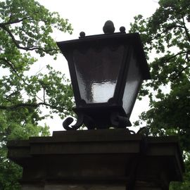 Alte Lampen an der Einfahrt zur Bremer Heimstiftung in der Marcusallee am Rhododendronpark