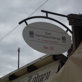 Das Stuttgarter Weindorf 2013 auf dem Rathausmarkt in Hamburg