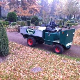 Fahrzeug von Knoop auf dem Friedhof Bungerhof