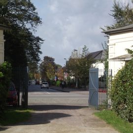 Eingang vom Schloßpark in Rastede auf der anderen Straßenseite des Hotels