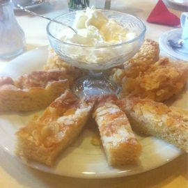 Butterkuchen und Streuselkuchen mit Apfel