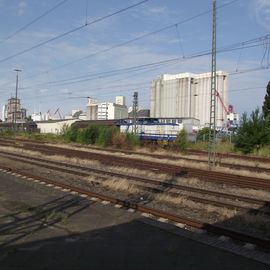 Bahnhof Brake an der Unterweser - Blick über die Gleise zu den großen Getreide- und Fischmehlsilos