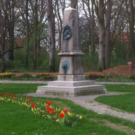 Der steinerne Obelisk des Herzog-Wilhelm-Denkmals 