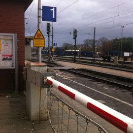 Eine Schranke f&uuml;r die Fahrg&auml;ste, erst nach Einfahrt des Zuges kann mein den Bahnsteig betreten.