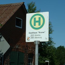 
Gaststätte zur Krone in Oberhausen/Hude Haltestelle vor der Tür