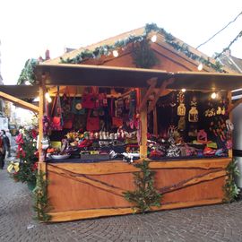 Bremer Weihnachtsmarkt am Nachmittag - Taschen, Wärmflaschen und Handschuhe auf dem Liebfrauenkirchhof