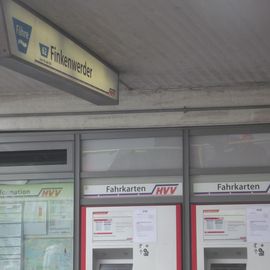 Landungsbrücke - Anleger für die Hafenfähre 62 und HVV Fahrkartenautomaten