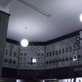 Im Keller vom Finanzamt, die Energiezentrale von 1929, nicht mehr im Betrieb, aber mit Marmortafeln