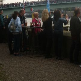 Blick aus dem Biergarten auf die Schiffsparade der maritimen Woche Zuschauer satt.