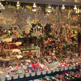 Der Bremer Weihnachtsmarkt am Nachmittag - Sterne und andere Kleinigkeiten zum weihnachtlichen Schmücken