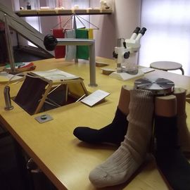 Demonstration an Socken zu der Haltbarkeit der Materialien
