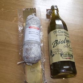 Salami aus der Toskana und Olivenöl