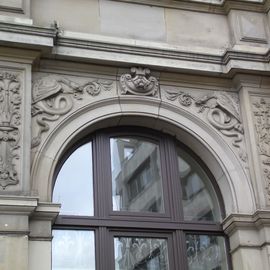 Die alte Hauptpoststelle von 1878 an der Domsheide in Bremen - jeder Bogen ist anders verziert
