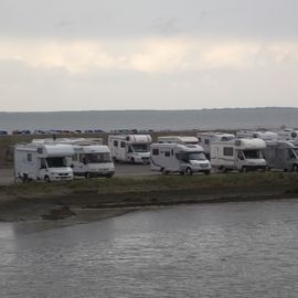 Beheiztes Meerwasserfreibad in Harlesiel an der Nordsee - Viele Wohnmobile neben dem Bad