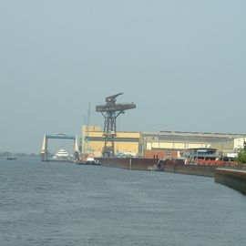 Fr. L&uuml;rssen Werft GmbH  Co.KG - hier der alte Kran vom Bremer Vulkan auf der Vegesacker Seite 

Im Schwimmdock (links im Bild) gab es einen schweren Brand, noch sind 200 Feuerwehrleute im Einsatz.