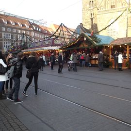 Bremer Weihnachtsmarkt am Nachmittag - Vorsicht beim Überqueren der Straßenbahngleise zum Liebfrauenkirchhof