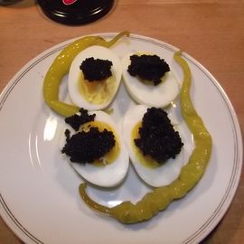Eier mit Stührk Caviar - oben Heringsrogen, unten Seehasenrogen.