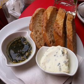 Ciabatta, Thymian Pesto und Kr&auml;uter Ricotta Dip