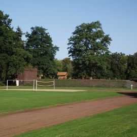 Blick über den Sportplatz zu den Treppen der Freilichtbühne Stedingsehre in Bookholzberg