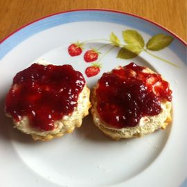 Scone mit Clotted Cream and Strawberry Jam