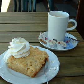 Kaffee und Streuselkuchen mit Sahne