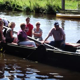 Torfboot Touristen vor dem Lokal auf der Hamme