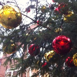 Große Kugeln am Weihnachtsbaum in der Gerhard Rohlfs Str.