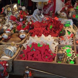 Der Bremer Weihnachtsmarkt am Nachmittag - viele Dekoartikel für Baum und Zweig