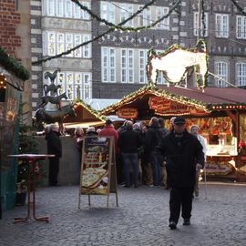 Bremer Weihnachtsmarkt am Nachmittag - Liebfrauenkirchhof - Menschentraube vor den Bremer Stadtmusikanten