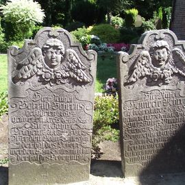 Alte Grabsteine auf dem Friedhof vor der Zionskirche in Worpswede