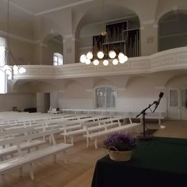 Orgel und Altar im barocken Kirchensaal der Herrnhuter Brüdergemeinde