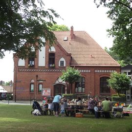 Evangelische Kirche, Gemeinde Alt-Aumund in Bremen Nord - Gemütliches Beisammensein vom Kindergarten vor dem Gemeindehaus