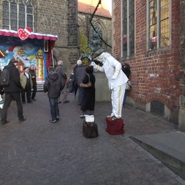 Die Bremer Stadtmusikanten - Ein Straßenkünstler vor dem Denkmal