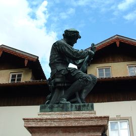 Denkmal von Matthias Klotz (auch Mathias Cloz, Khloz, Khlotz; getauft am 11. Juni 1653 in Mittenwald, Oberbayern; † 16. August 1743 ebenda) gilt als Begr&uuml;nder des Geigenbaus in Mittenwald.