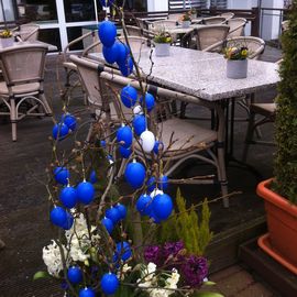 Osterdeko vor dem Restaurant