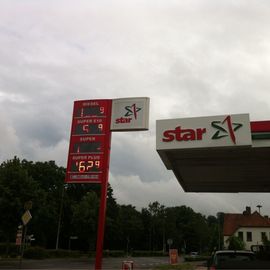 Star Tankstelle im Sommer, niedrige Preise am Freitag