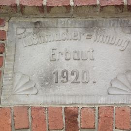 Tafel über dem Eingang vom Turbinenhaus