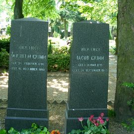 Die Brüder Grimm liegen auf dem Alter St. Matthäus Kirchhof